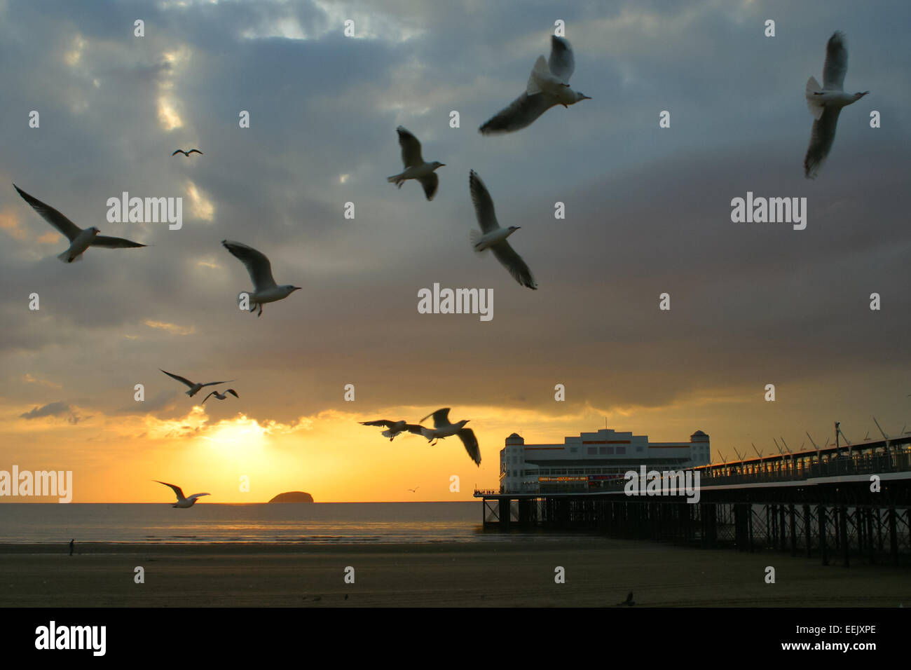 Weston Super Mare Strand und Pier bei Sonnenuntergang Stockfoto