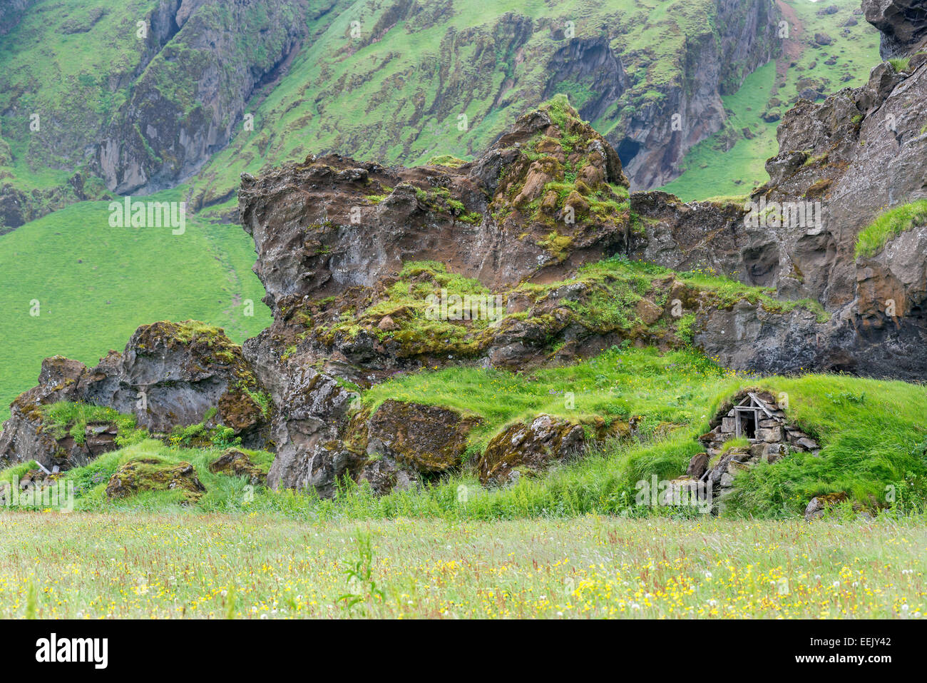 Wunderschöne Landschaft des isländischen Berg mit Rasen-Haus Stockfoto
