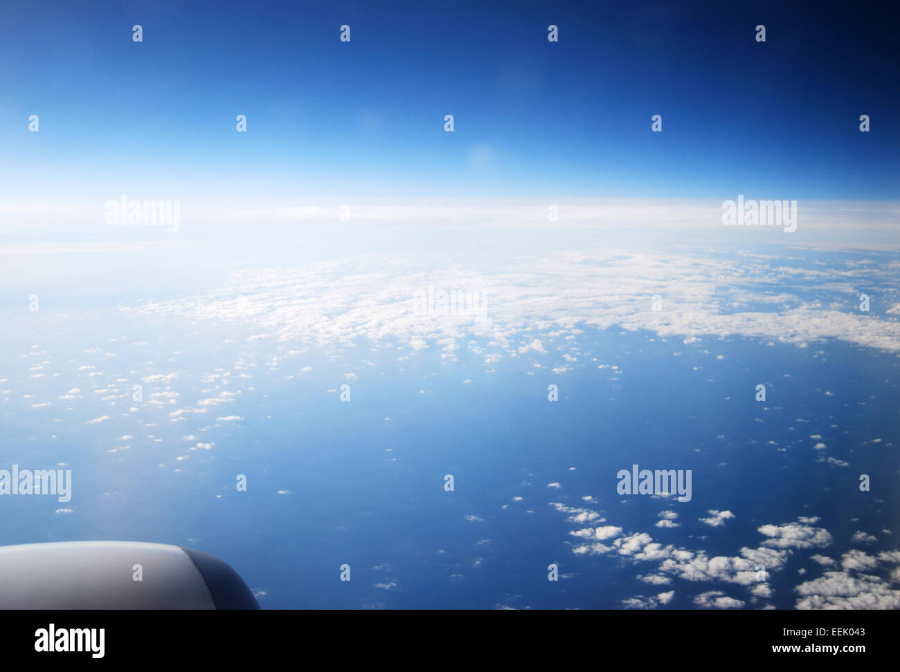 Luft-Raum mit weißen Wolken und blauer Himmel Ansichten durch den plan Stockfoto