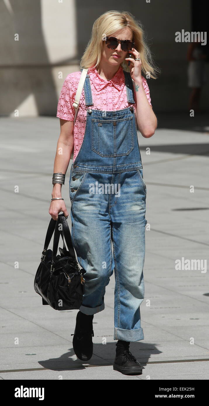 Promis bei BBC Radio 1 Studios - Fearne Cotton tragen baggy Jeans Latzhosen  und eine rosa Bluse Featuring: Fearne Cotton wo: London, Vereinigtes  Königreich bei: 17. Juli 2014 Stockfotografie - Alamy
