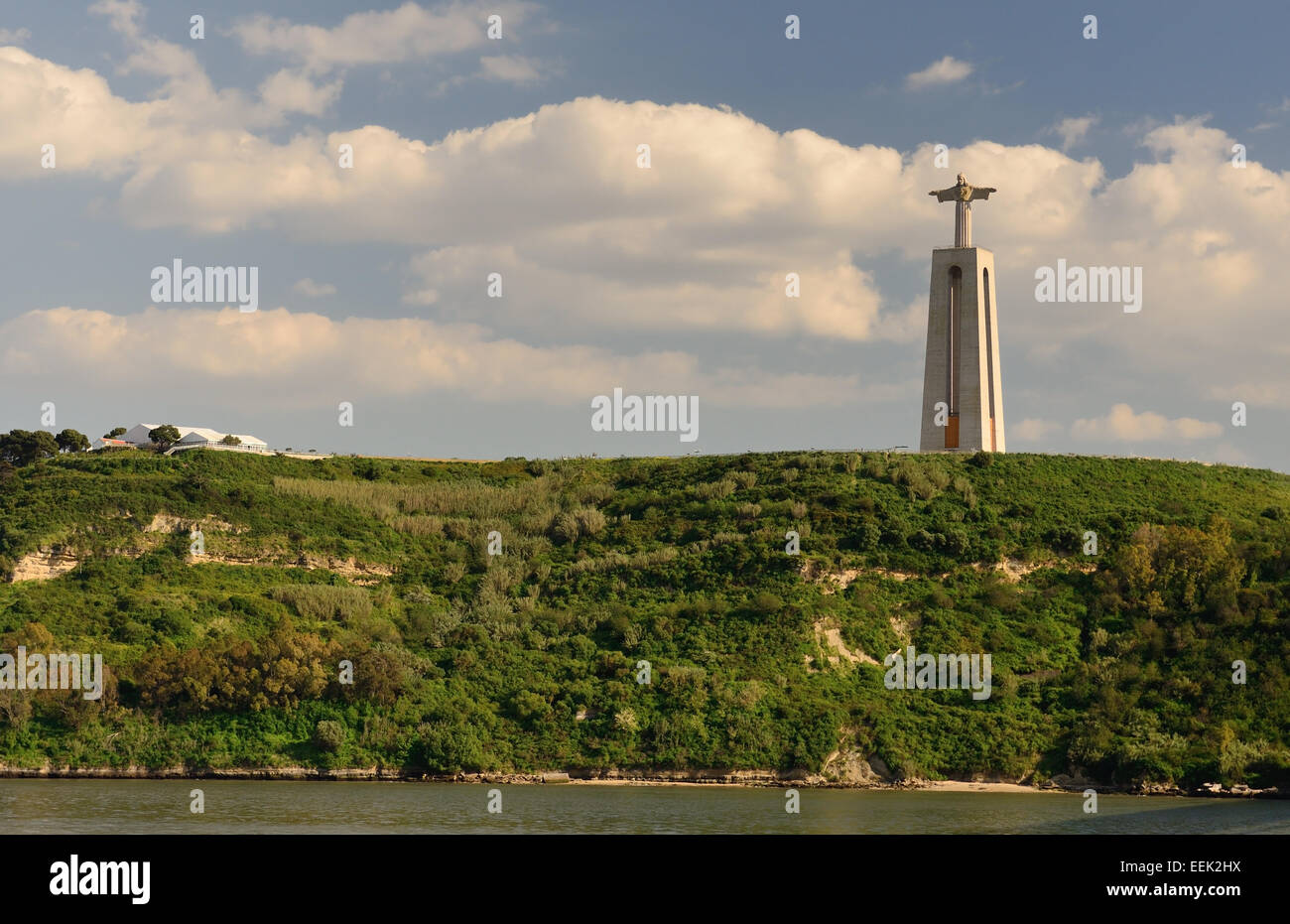 Christus-König-Statue mit Blick auf den Fluss Tejo. Stockfoto