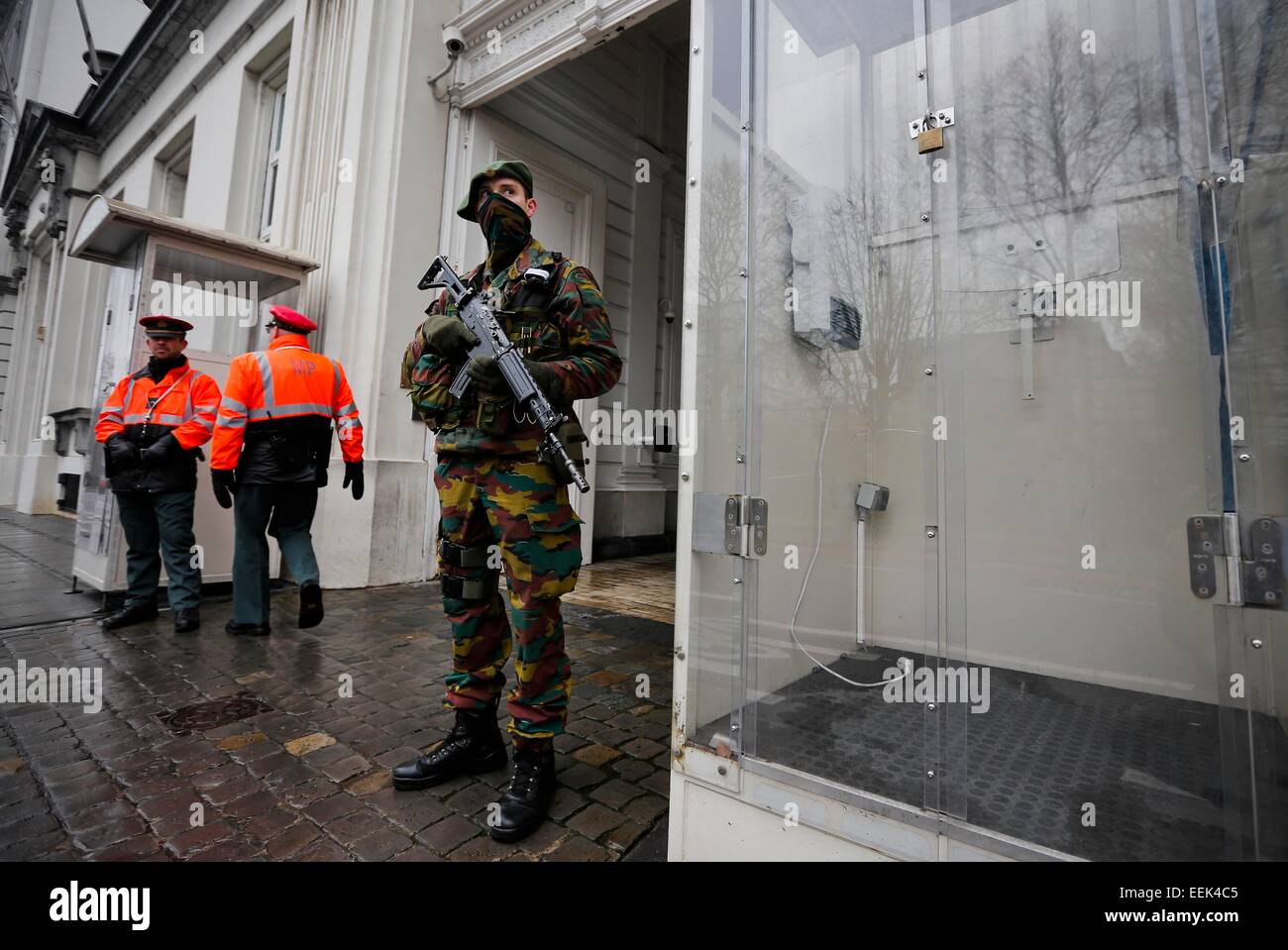 Brüssel, Belgien. 19. Januar 2015. Ein belgischen Soldaten patroulliert die Regierung Baugebiet in Brüssel, Hauptstadt von Belgien, am 19. Januar 2015. Die zweite Gruppe von 150 belgische Soldaten bereitgestellt diese Woche zu den sensiblen Standorten landesweit um mögliche Terroranschläge zu verhindern, nachdem die erste Charge von 150 Soldaten patrouillieren in den Straßen in Brüssel und Antwerpen von Samstag gesehen worden. © Zhou Lei/Xinhua/Alamy Live-Nachrichten Stockfoto