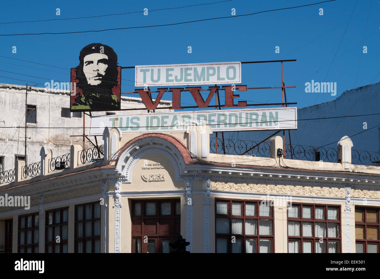 Ein Horten mit Che Guevara und der Slogan "Tu Ejemplo Vive, Tus Ideen Perduran", Cienfuegos, Kuba. Stockfoto