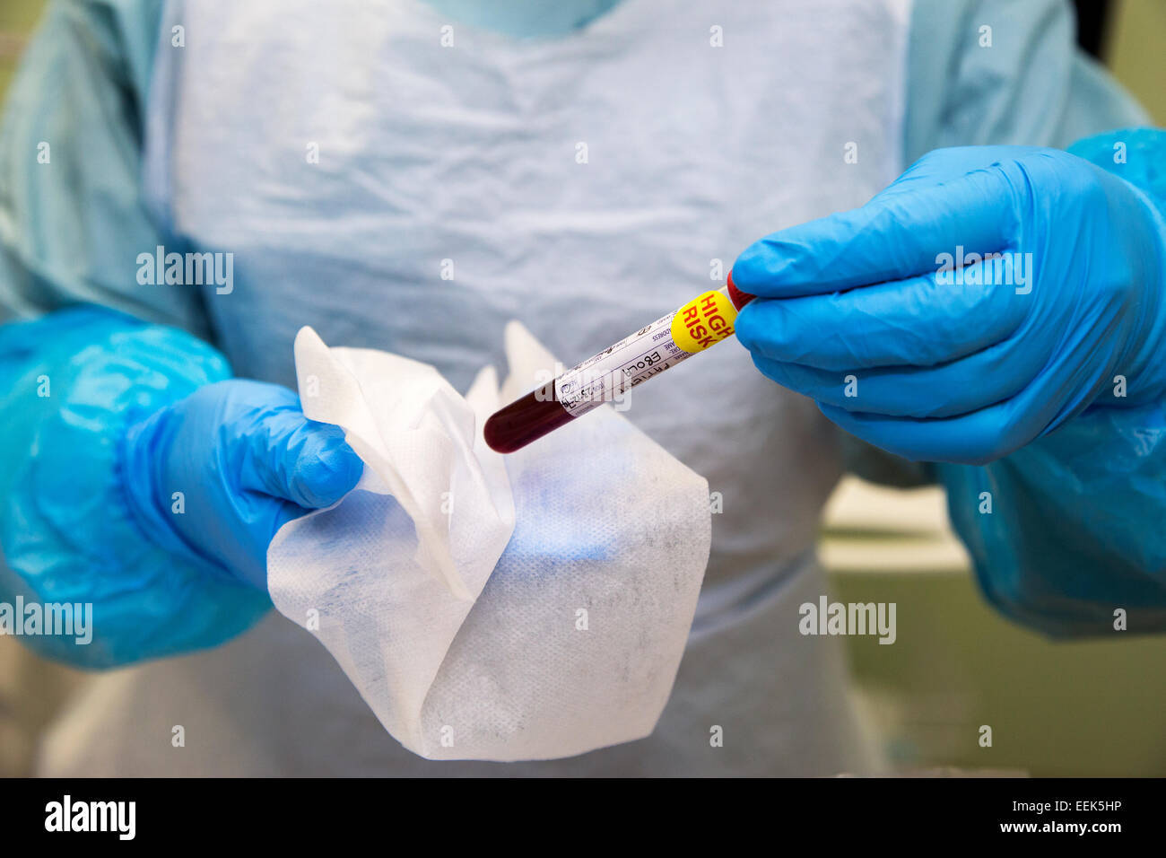 Ebola-Pathologie Blutprobe durch Gesundheitswesen Arbeiter in Schutzkleidung statt Stockfoto