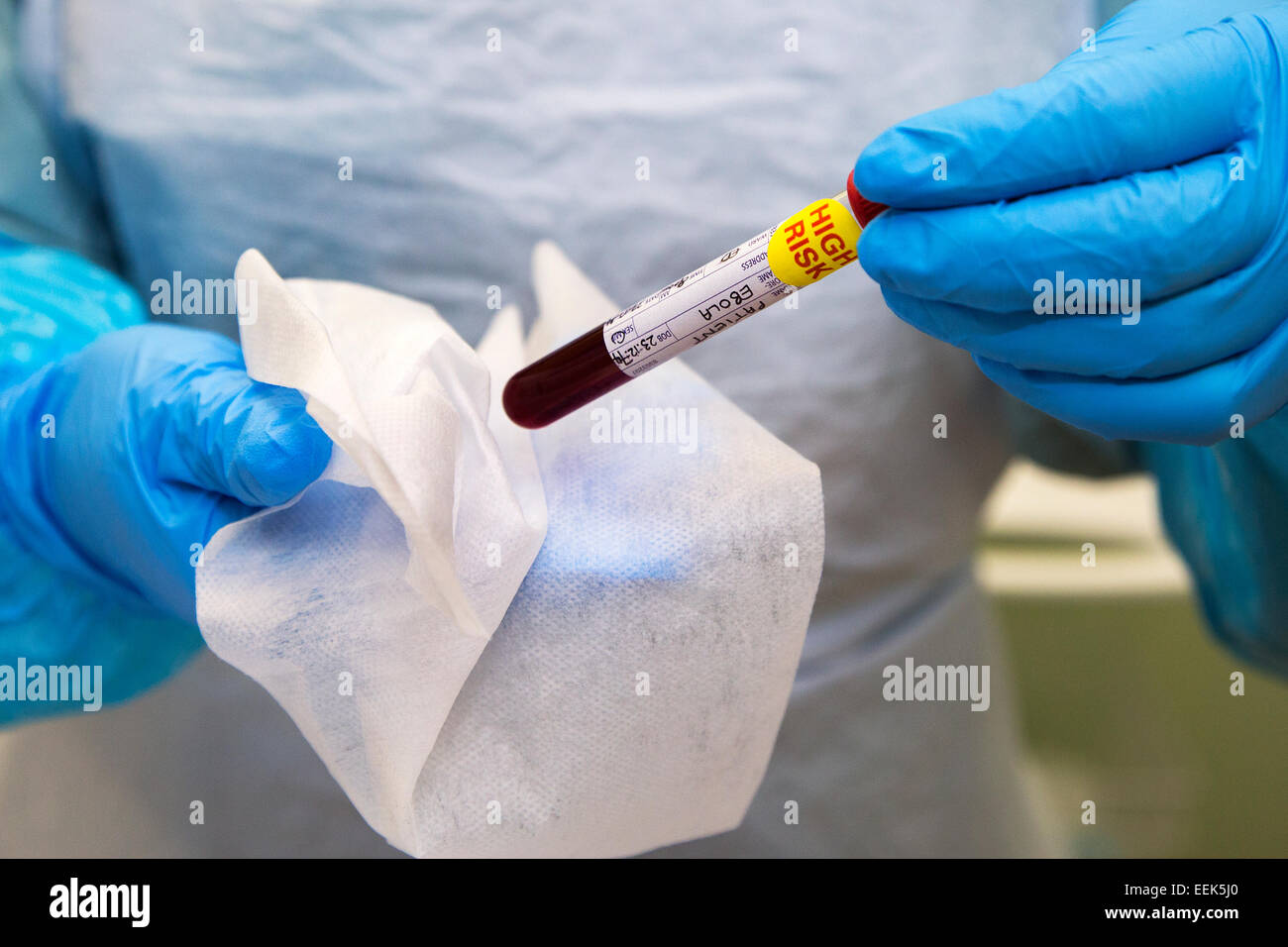 Ebola-Pathologie Blutprobe durch Gesundheitswesen Arbeiter in Schutzkleidung statt Stockfoto