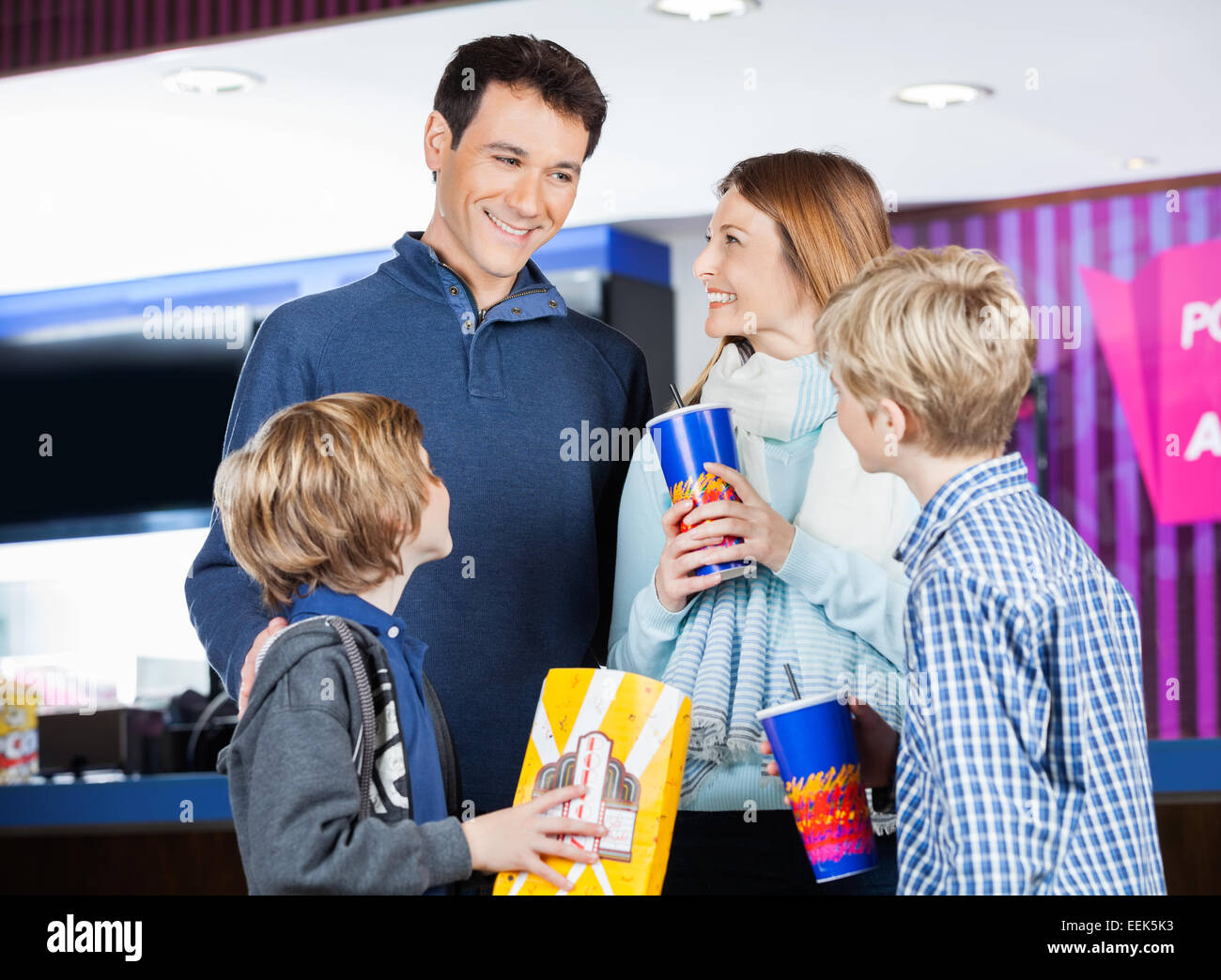 Familie mit Snacks von Kino Getränkestand Stockfoto