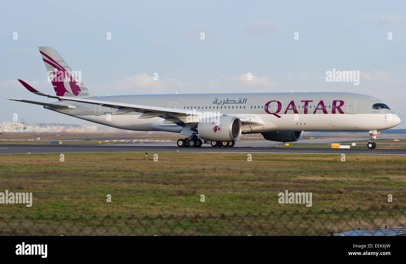 Qatar Airways erste Airbus A350 startet von Startbahn West (Start-und Landebahn 18) in die Richtung von Doha, Qata, in Frankfurt Am Main, Deutschland, 19. Januar 2015. Frankfirt ist das erste Ziel, das die Fluggesellschaft mit seinen neuen Airbus Wartung ist. Foto: Christoph Schmidt/dpa Stockfoto