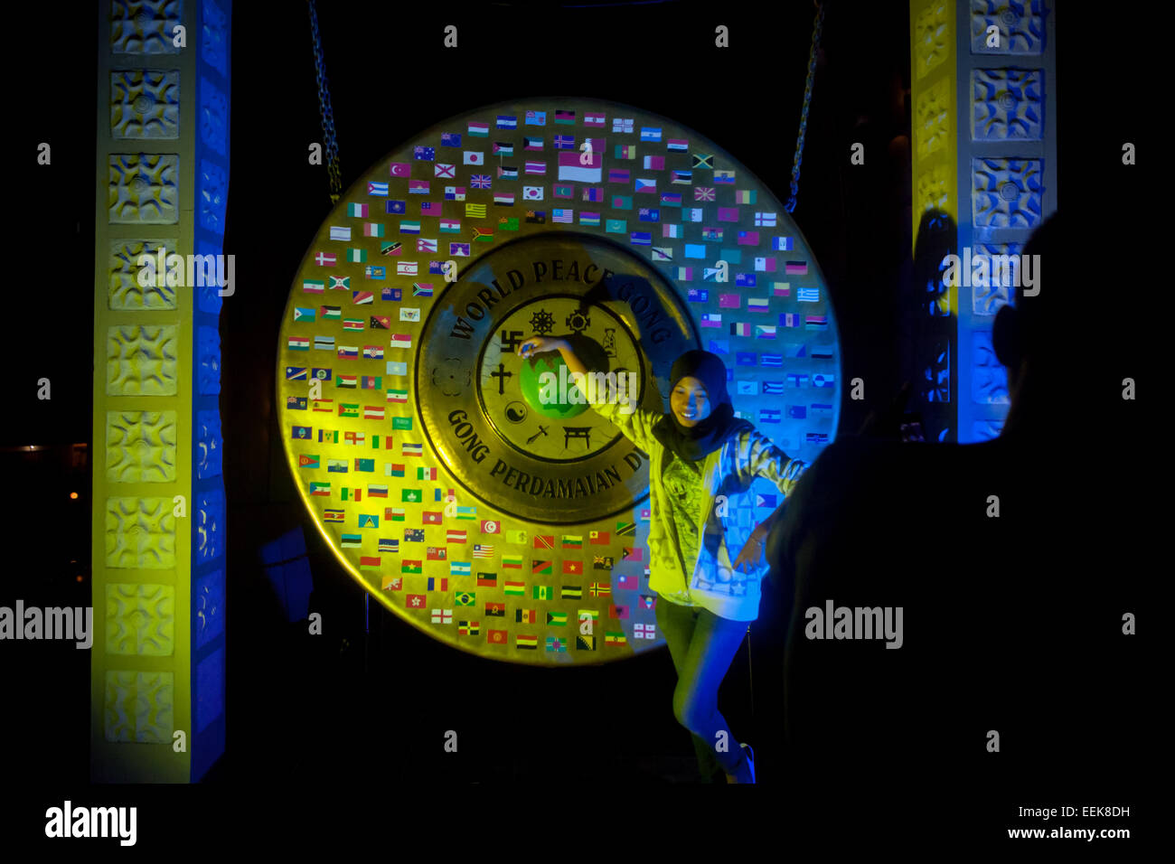 Junge Menschen, die beim World Peace Gong in Ambon, Zentral-Maluku, Maluku, Indonesien, Fotos machen. Stockfoto