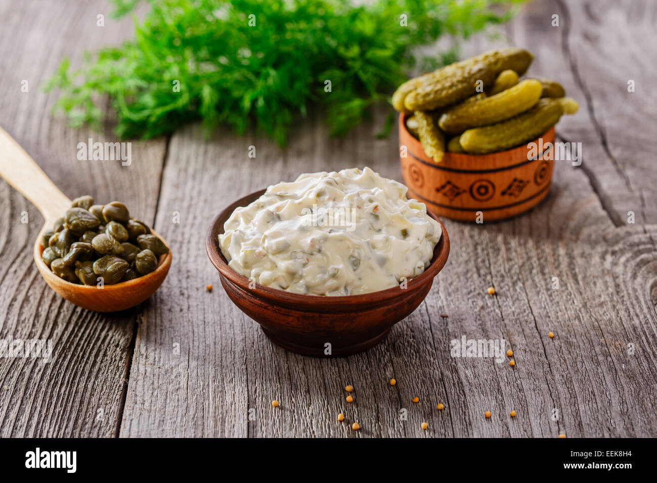 Tartar-Sauce in einer Sauciere auf eine Holzoberfläche Stockfoto