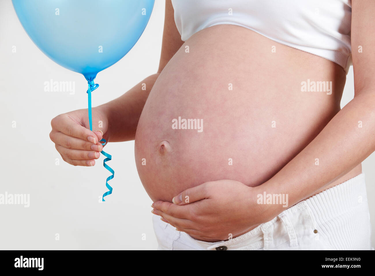 Schwangere Frau mit blauen Ballon hautnah Stockfoto