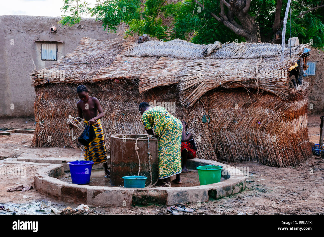 Frauen Nachfüllen Wassereimer aus einem Brunnen. Djenne, Mali Stockfoto