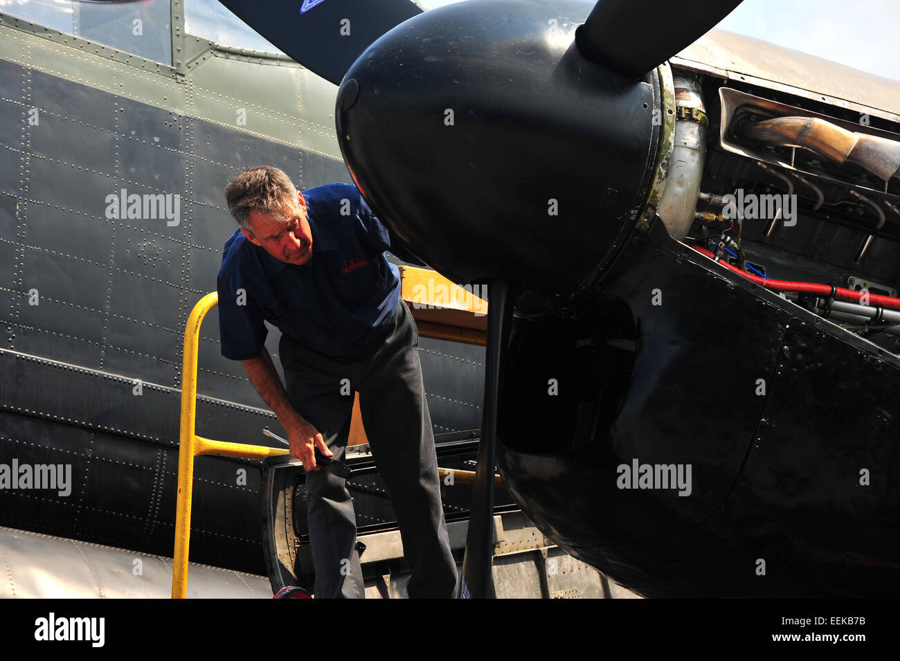 Ein Mechaniker überprüft den Motor von einem flugfähigen Lancaster-Bomber in Kanada. Stockfoto