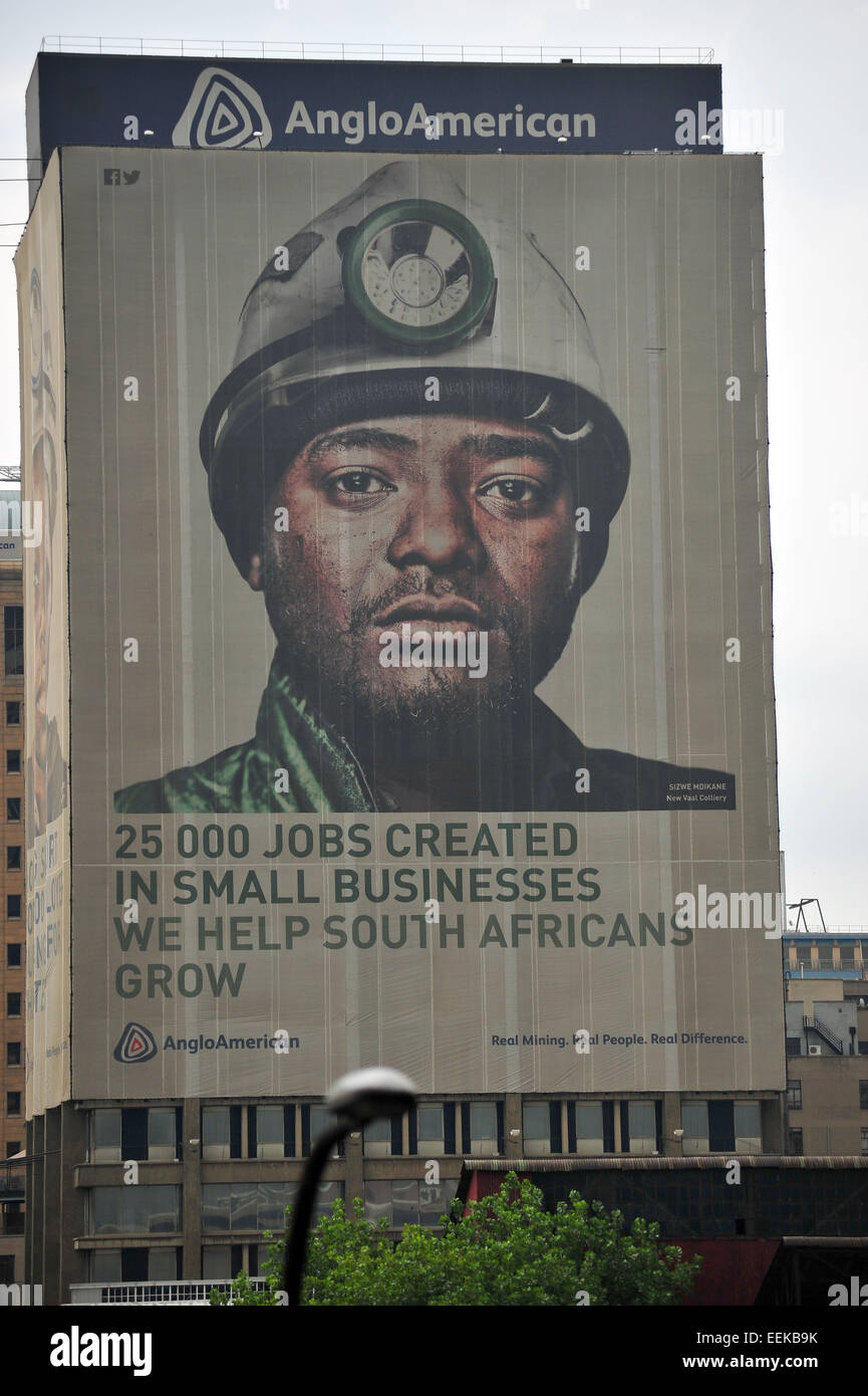 Ein riesiges Bild eines Bergmanns hängt an der Seite der Anglo-American-Gebäude in Johannesburg. Stockfoto