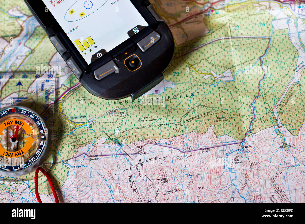 Papier Karte, Kompass und GPS-Gerät. Navigation, Outdoor explorer Konzept. Outdoor Navigation Stockfoto