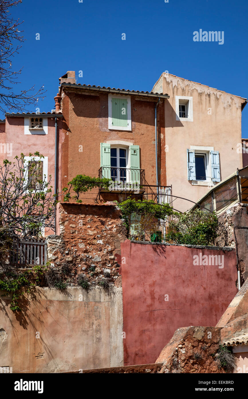 Clay, Adobe Stil Häuser in Roussillon, Frankreich Stockfoto