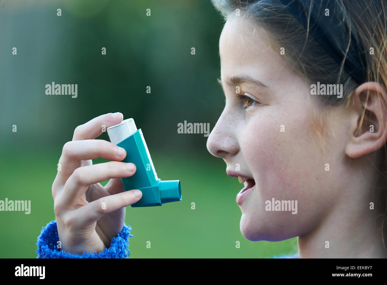 Mädchen mit Inhalator zur Behandlung von Asthma-Anfall Stockfoto