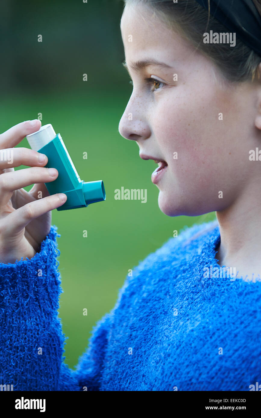 Mädchen mit Inhalator zur Behandlung von Asthma-Anfall Stockfoto