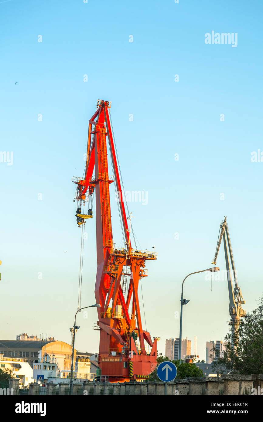 Industrielle Güter Krane auf der Anklagebank Stockfoto