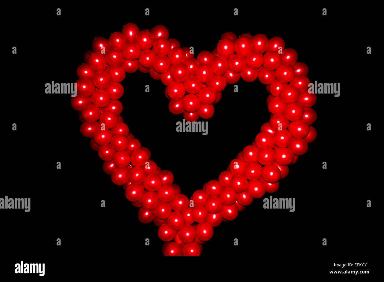Roten Ballon Herz der Liebe im schwarzen Hintergrund Stockfoto