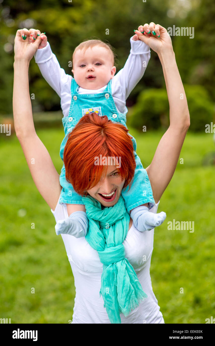Portrait der schönen Mutter mit niedlichen kleinen Jungen in einem park Stockfoto