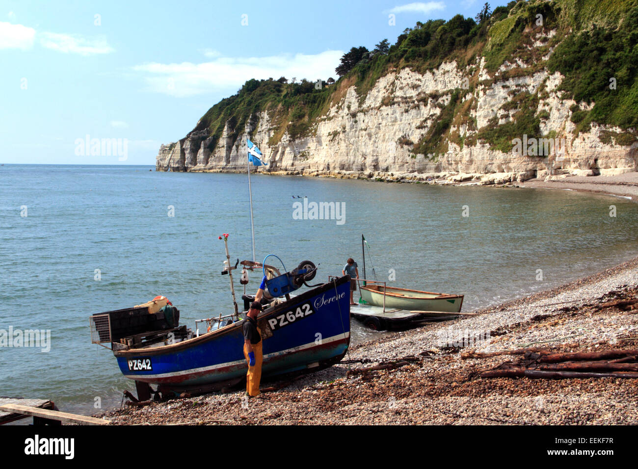 Ein Fischerboot am Strand von Bier in East Devon, England Stockfoto
