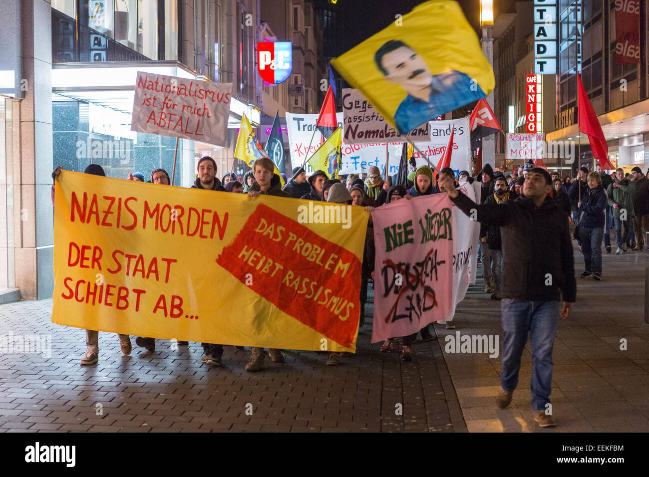 Demonstranten gegen PEGIDA marschieren in Bielefeld gegen die Anti-islamische Organisation.  Bildnachweis: Gruffydd Thomas/Alamy Live-Nachrichten Stockfoto