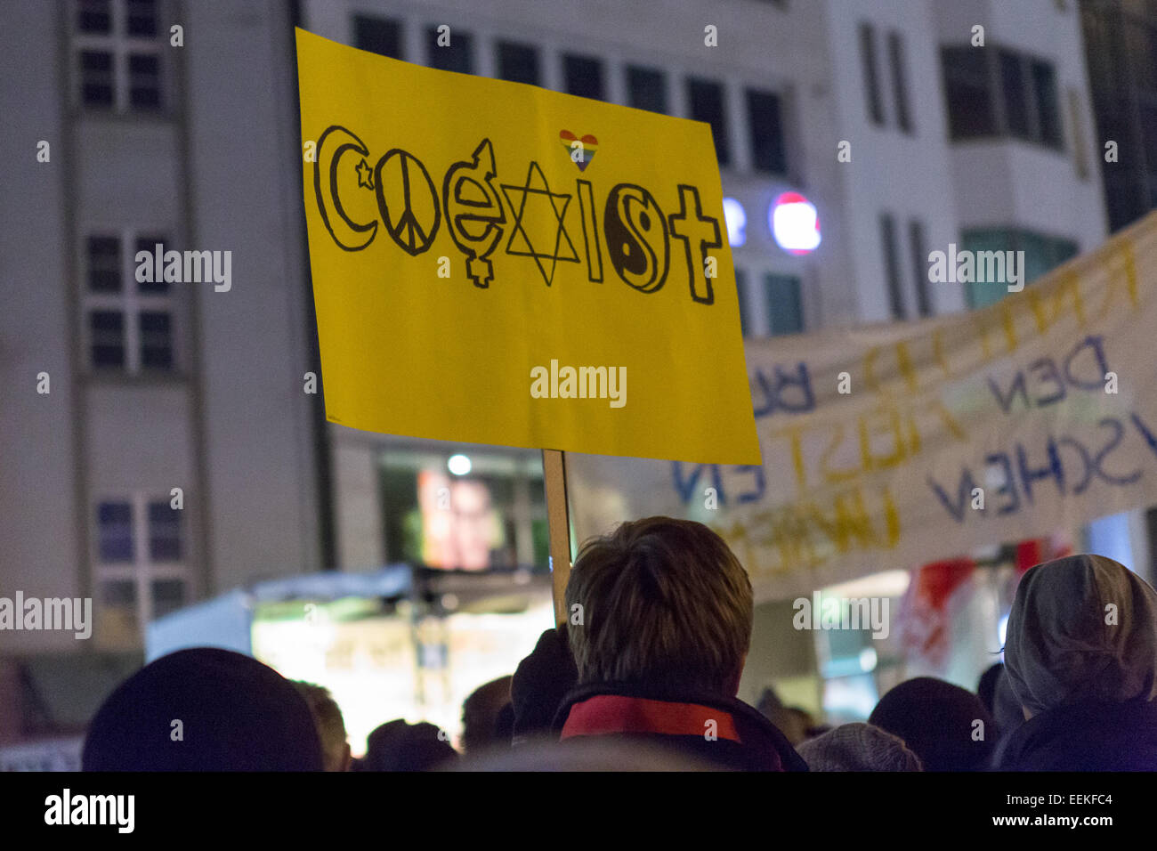 Demonstranten gegen die Anti-islamische Organisation PEGIDA marschieren in Bielefeld. Bildnachweis: Gruffydd Thomas/Alamy Live-Nachrichten Stockfoto
