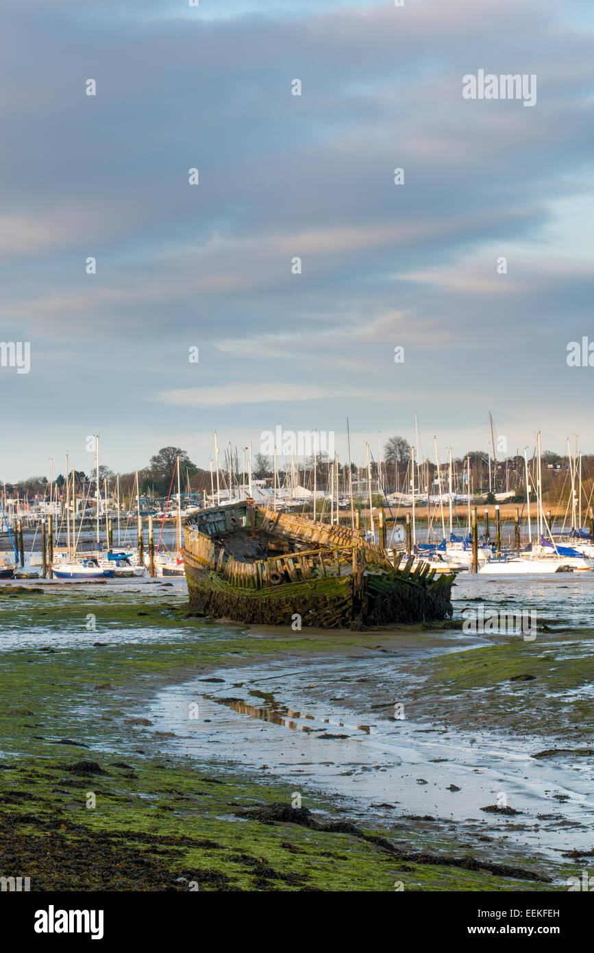 Ein verwesender Boot auf dem Fluss Hample in Hampshire. Stockfoto