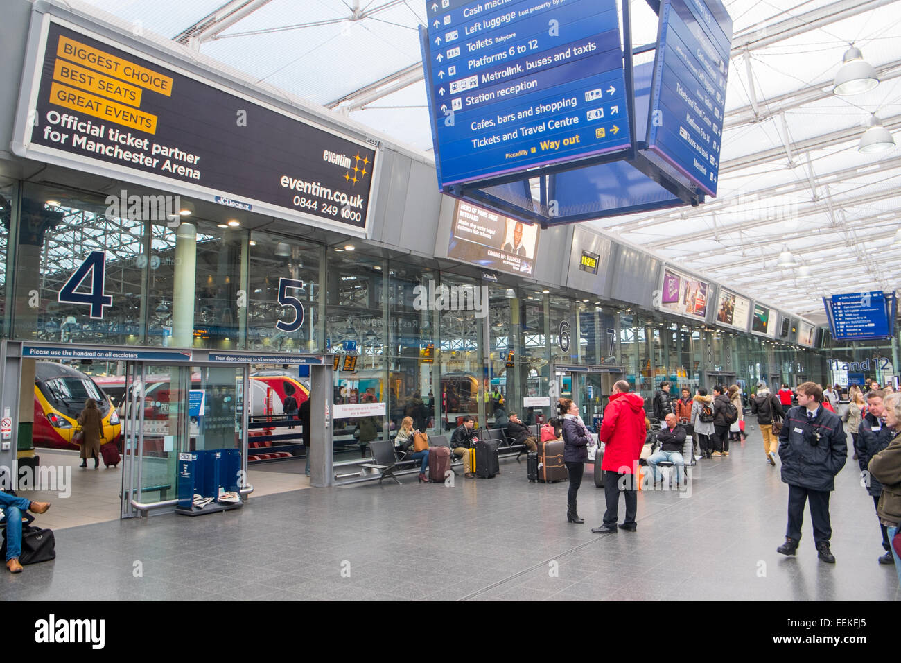 Manchester piccadilly Railway Station, England, mit Zügen an den Bahnsteigen und Reisenden auf der Bahnhofsstation Stockfoto