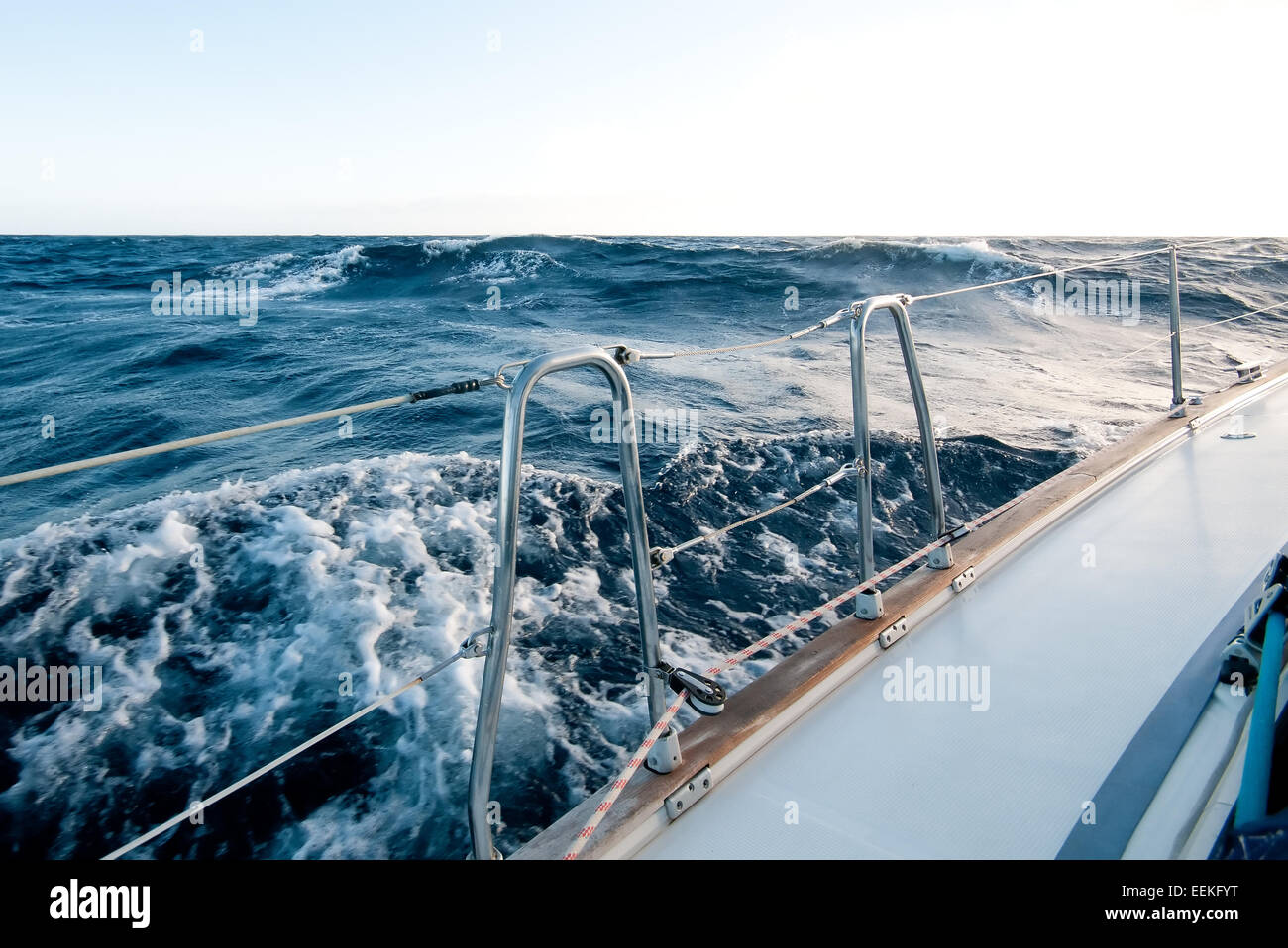 Yacht im Meer zwischen den Wellen. Stockfoto