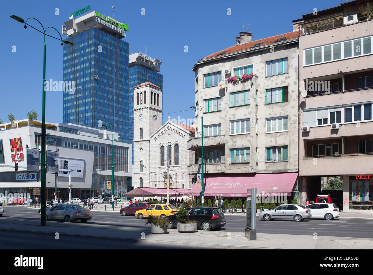 Kirche St. Joseph, Merkur-Turm und einem renovierten Gebäude beschädigt durch Bomben. Sarajevo, Bosnien und Herzegowina Stockfoto