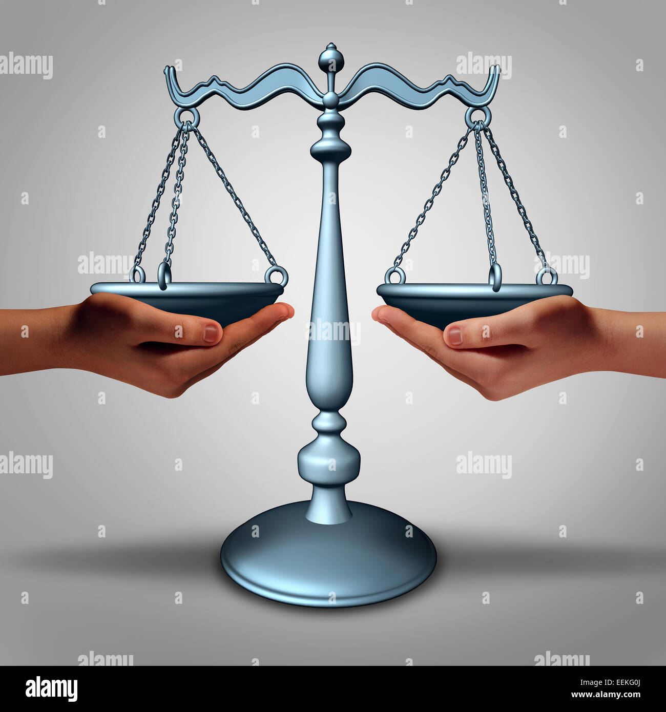 Rechtliche Unterstützung und Anwalt Beratung Konzept als zwei Hände halten eine Justiz-Skala als Metapher und Gesetz Symbol für Gericht und Rat. Stockfoto