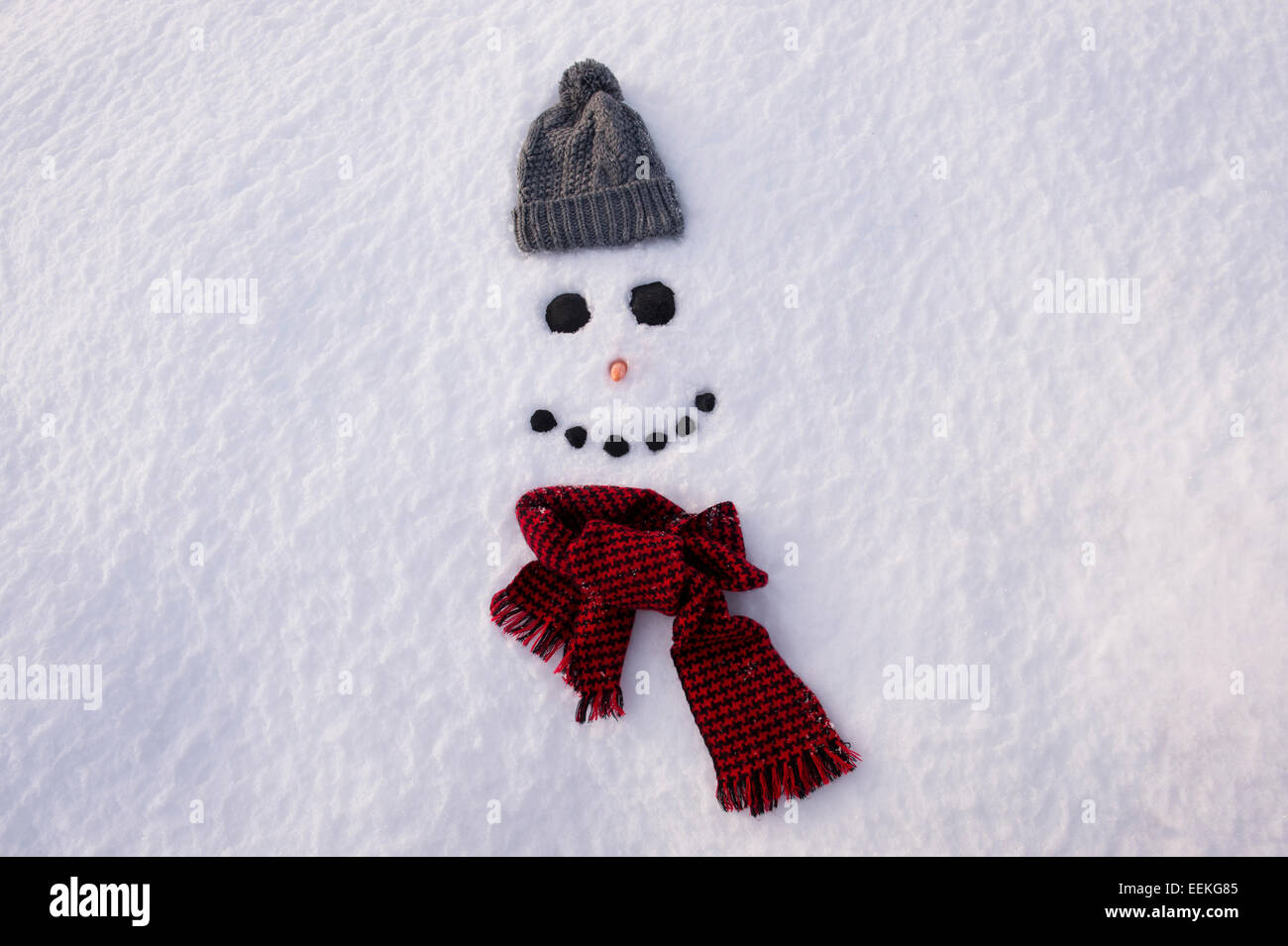 Lächelndes Gesicht glücklich Schneemann im Schnee Stockfoto