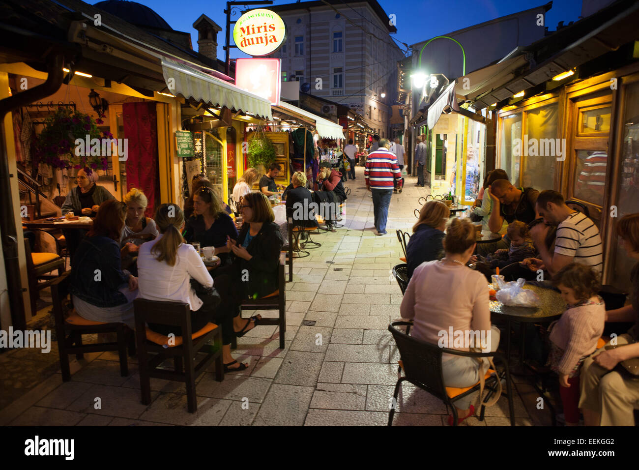 Nachtleben in Baščaršija, dem osmanischen Quartal. Sarajevo, Bosnien und Herzegowina Stockfoto