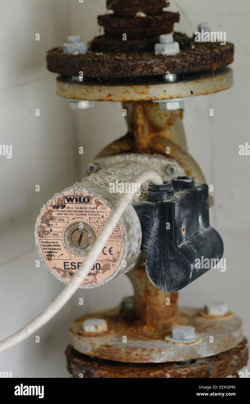 Alte, verrostete Heizungspumpe brauchen Reparatur/Ersatz Stockfoto