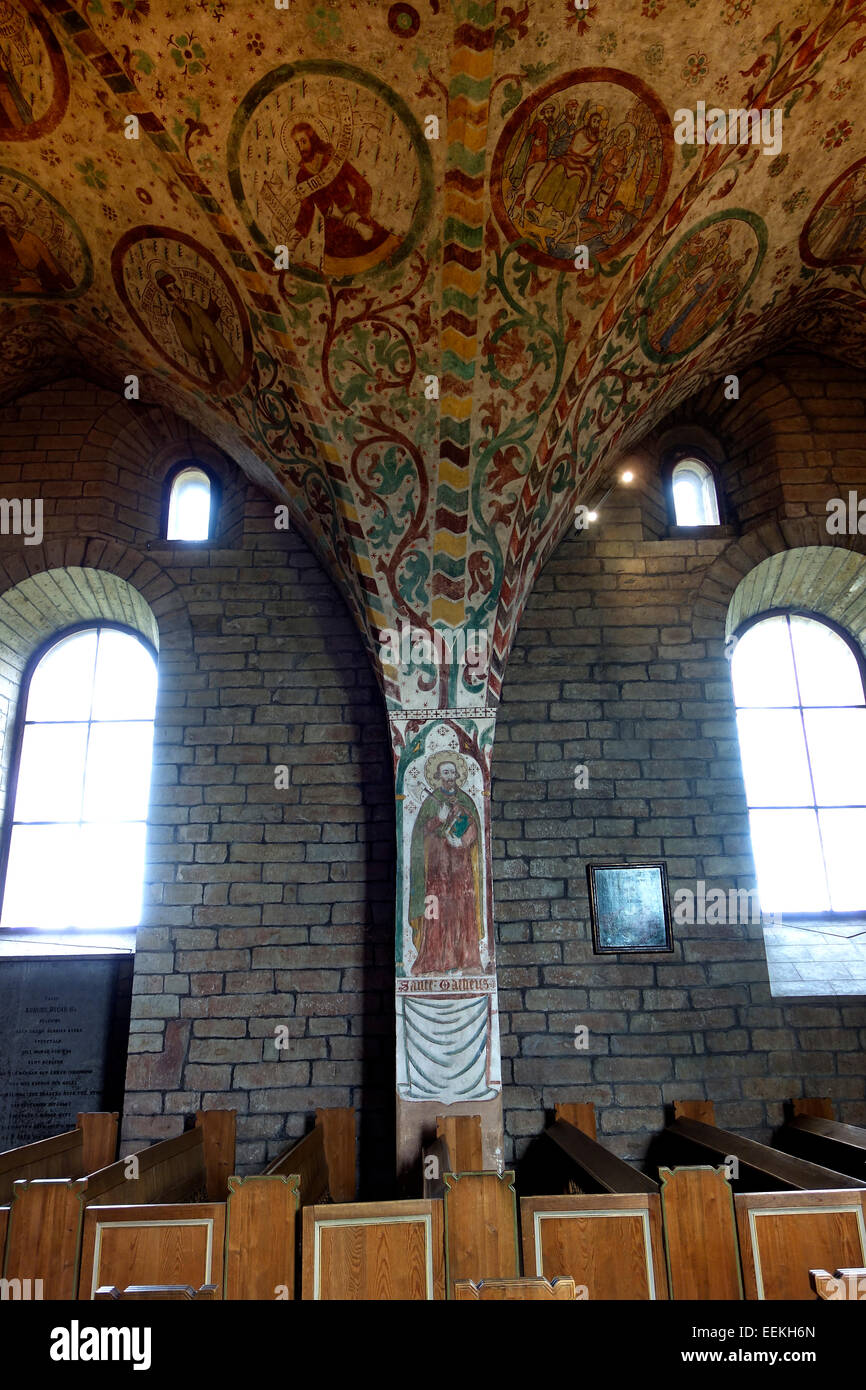 Säule und die Einzelheiten der Gewölbedecke in Husaby Kirche, Skaraborg, Schweden Stockfoto