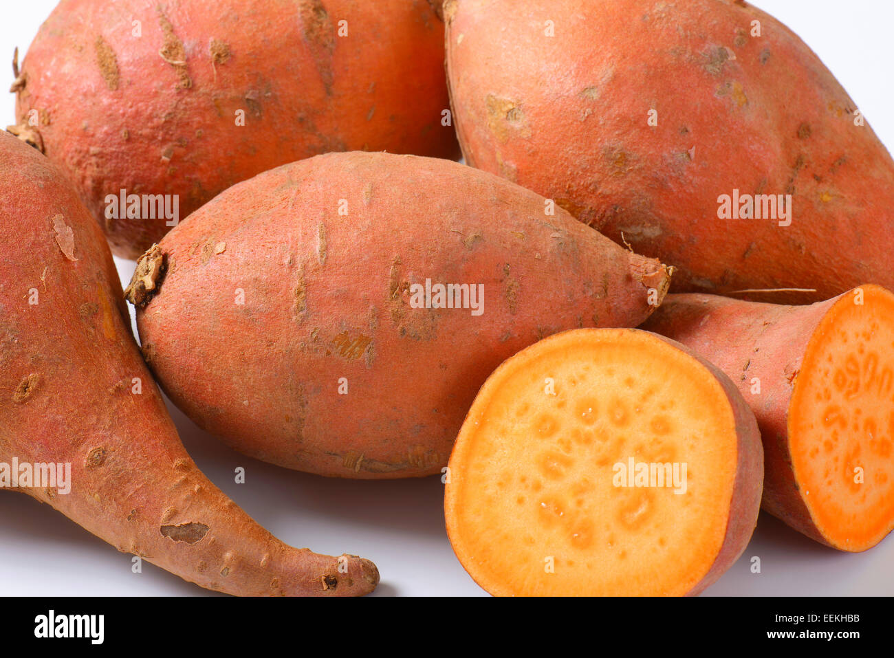 Süßkartoffeln mit orange Fruchtfleisch (reiche Quelle von Vitamin A) Stockfoto