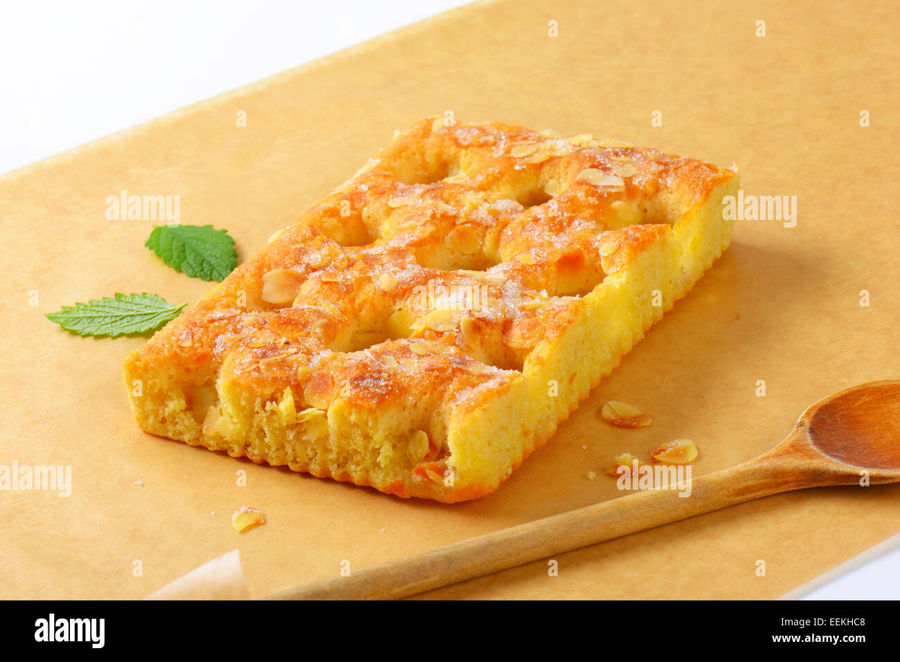 Scheibe Biskuit mit Mandelblättchen garniert Stockfoto