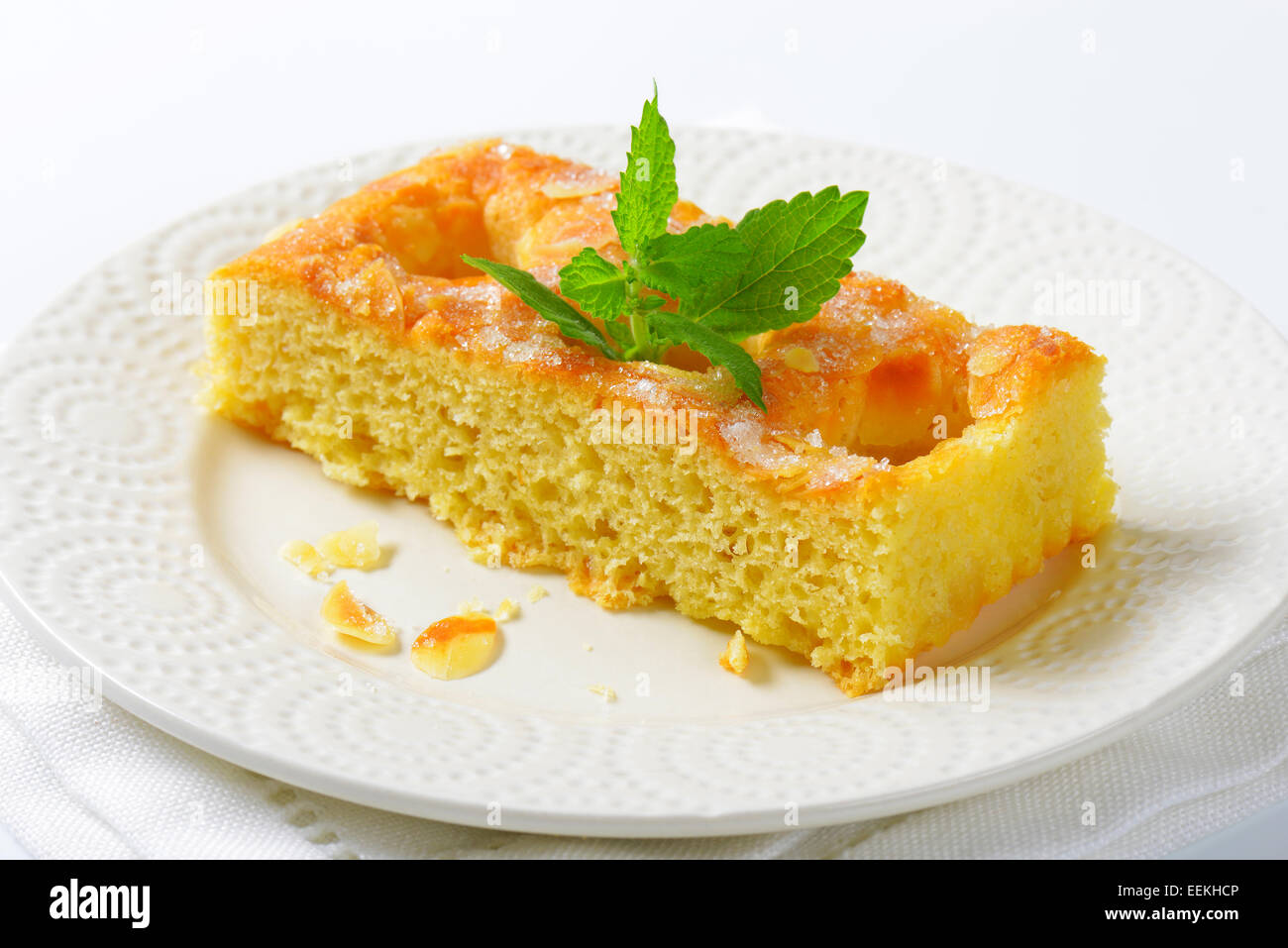 Scheibe Biskuit mit Mandelblättchen garniert Stockfoto