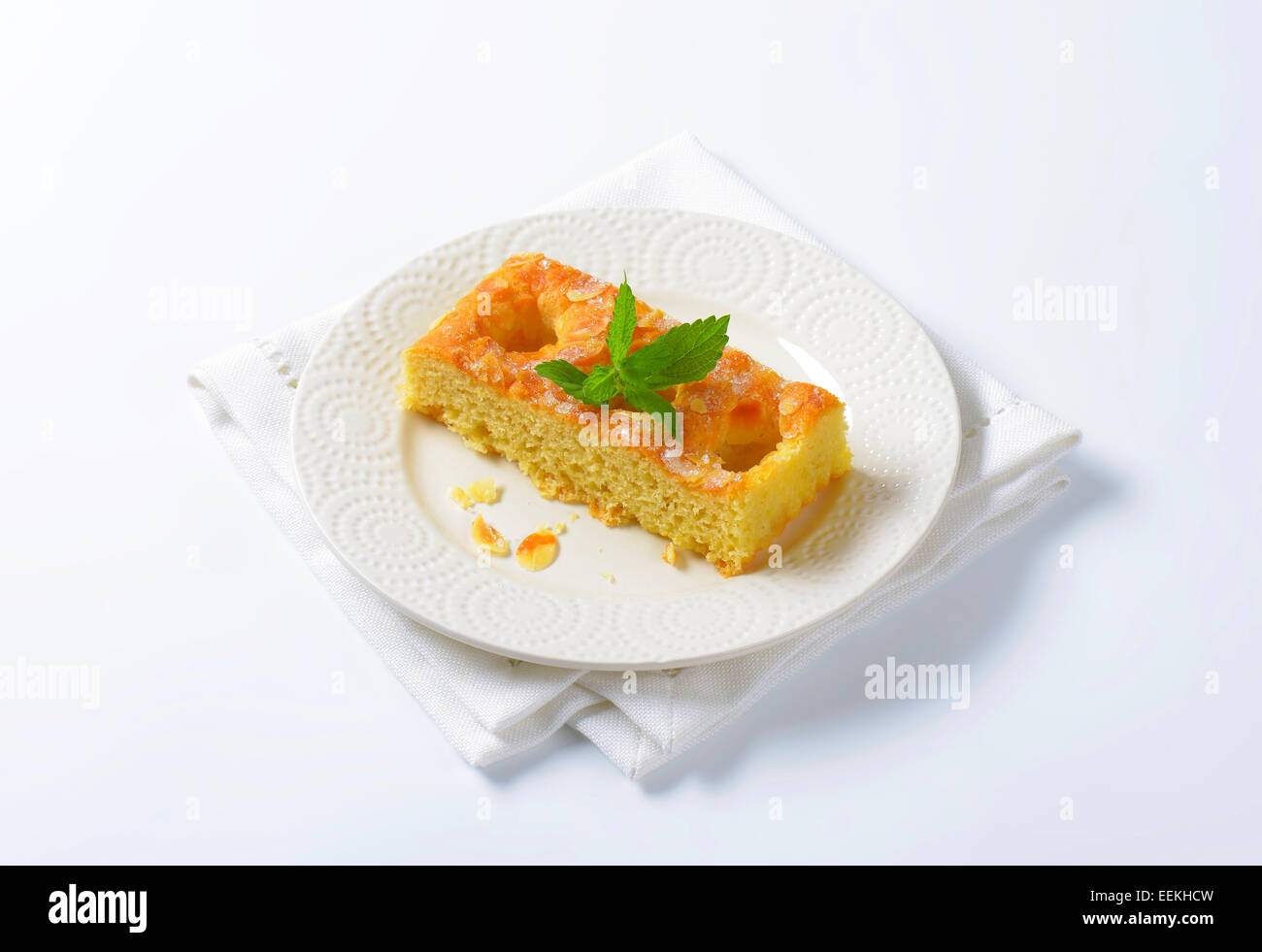 Scheibe Biskuit mit Mandelblättchen garniert Stockfoto