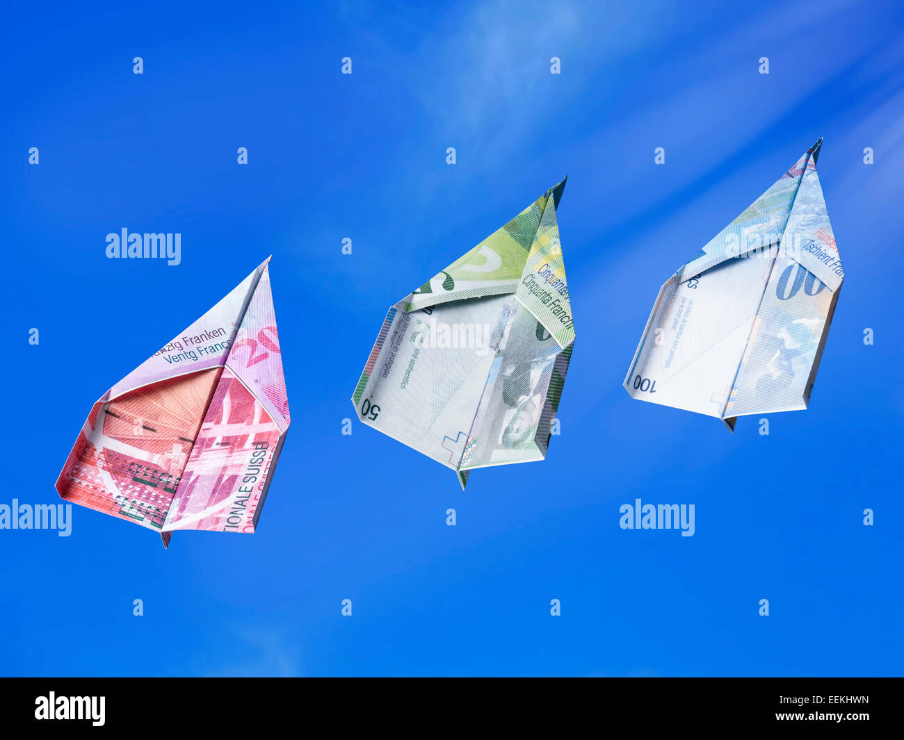 Schweizerfranken-Banknoten als Spielzeug Flugzeuge steigen hoch in den Himmel Stockfoto