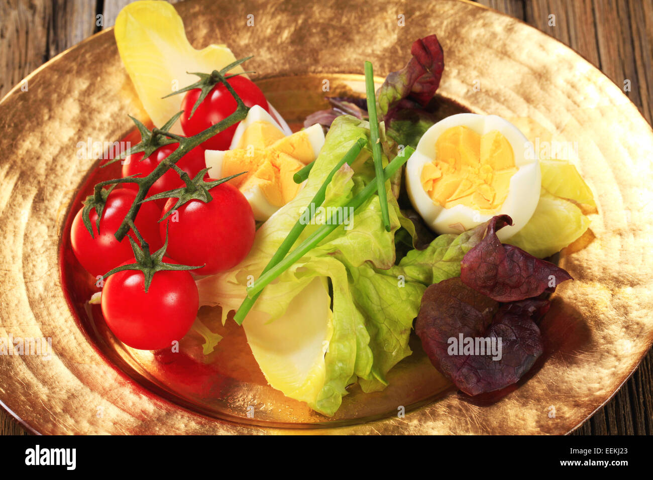 Frisches Gemüse und gekochten Eiern auf Gold Platte Stockfoto
