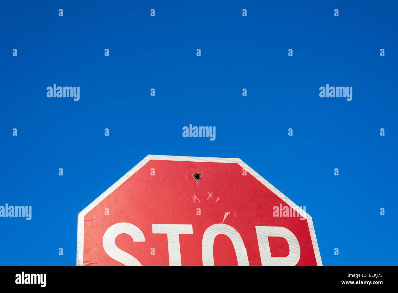 Konzeptionelle Darstellung ein Halbjahr ein Stop-Schild. Stockfoto