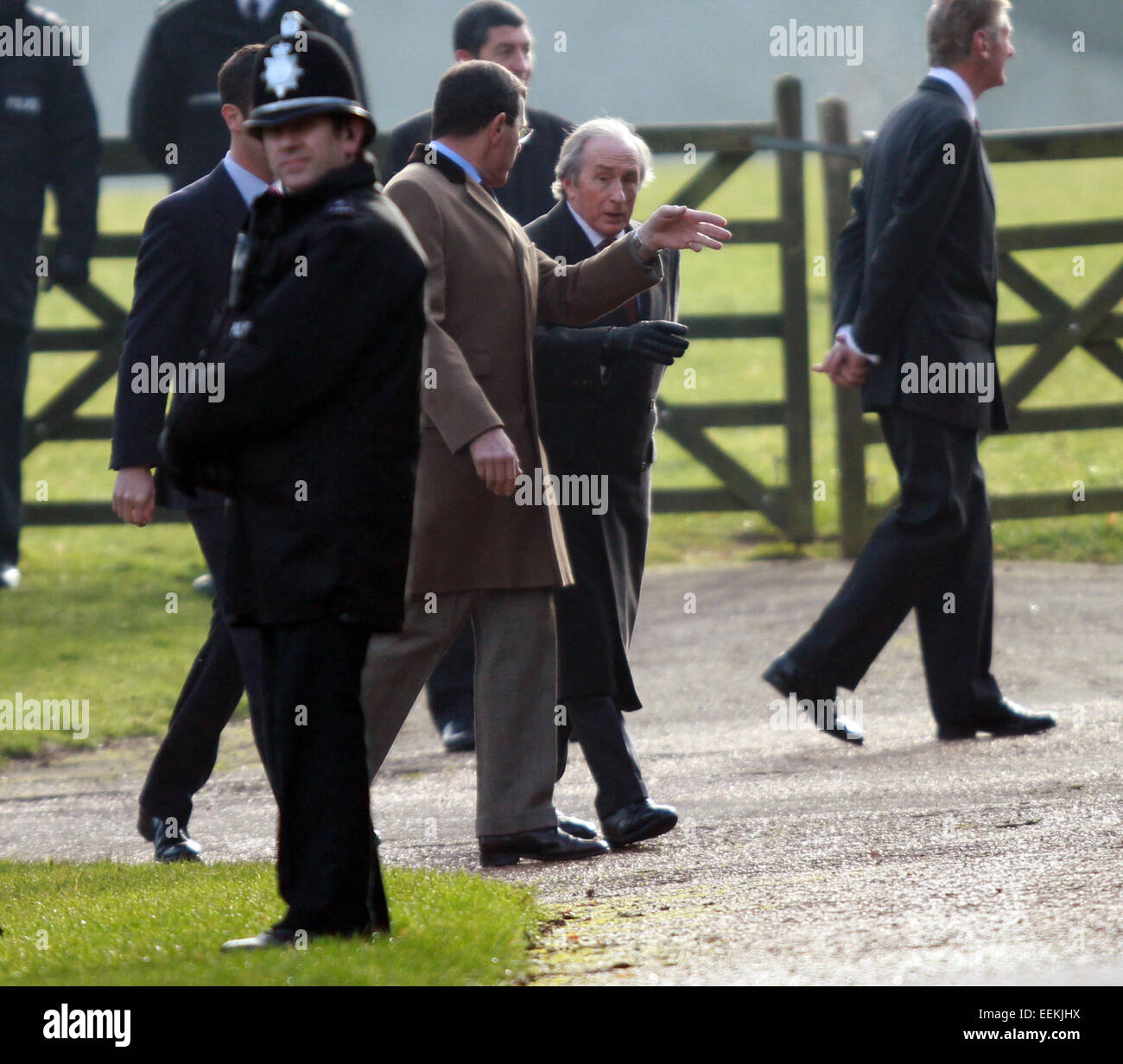 Sandringham, Norfolk, Großbritannien. 18. Januar 2015. HM Königin Elizabeth II zur Kirche in Sandringham. Sandringham, Norfolk, Großbritannien. 18.01.2015 ehemalige Rennfahrer Sir Jackie Stewart an der St. Maria Magdalena Kirche Sonntagmorgen in Sandringham Service. Bildnachweis: Paul Marriott/Alamy Live-Nachrichten Stockfoto