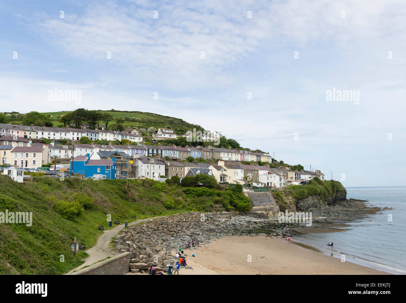 Häuser und Hütten auf den steilen Hang von New Quay, Ceredigion, Wales, mit Blick auf ein Teil des Strandes. Stockfoto