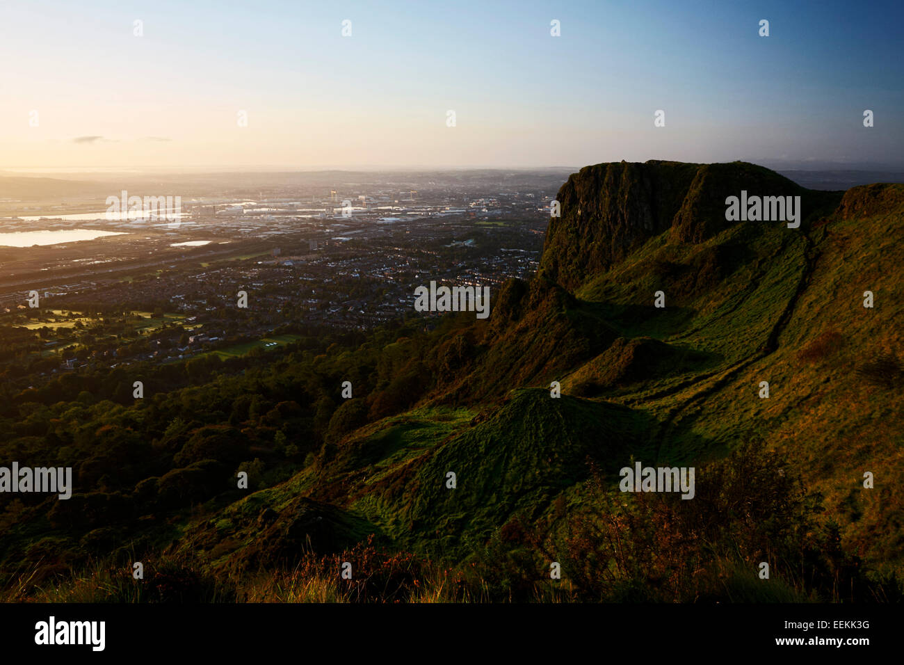 Höhle-Hügel mit Blick auf Belfast am frühen Morgen Stockfoto