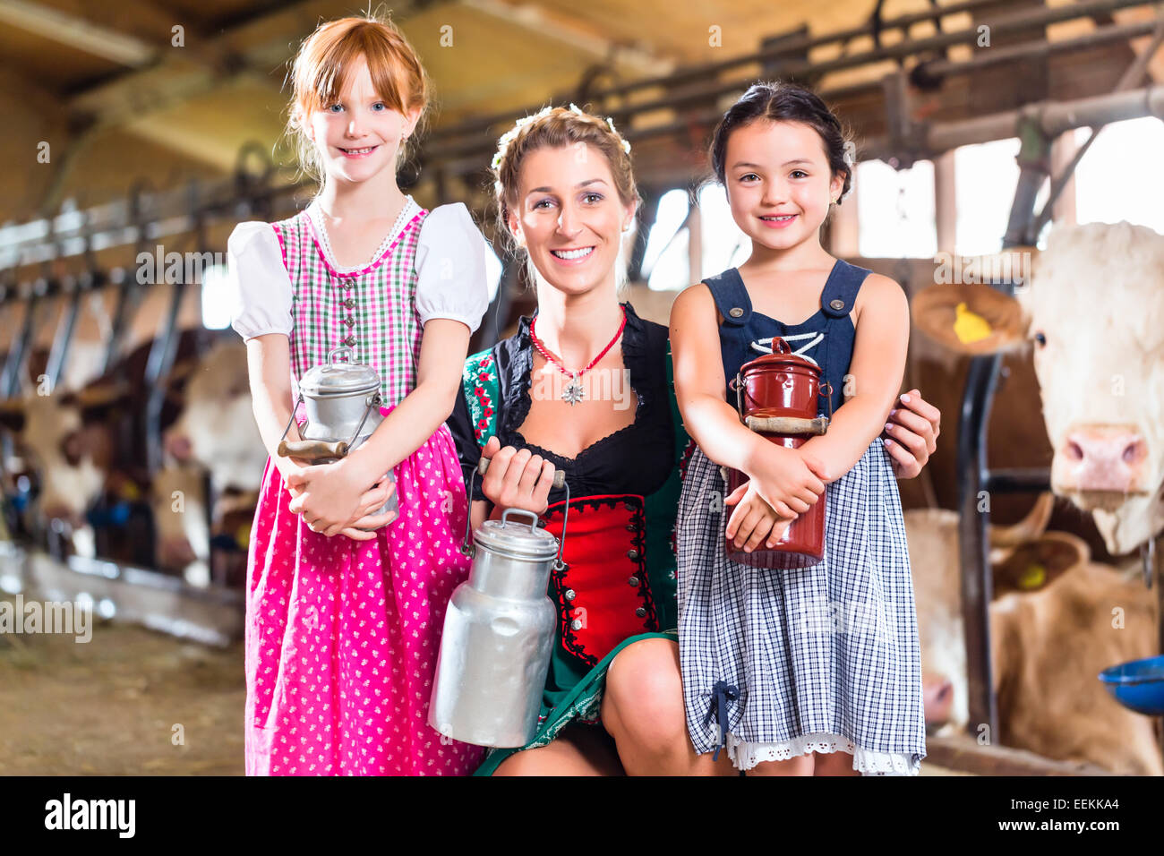 Bayerischen Familie mit Milch kann auf Kuh auf dem Bauernhof Stockfoto