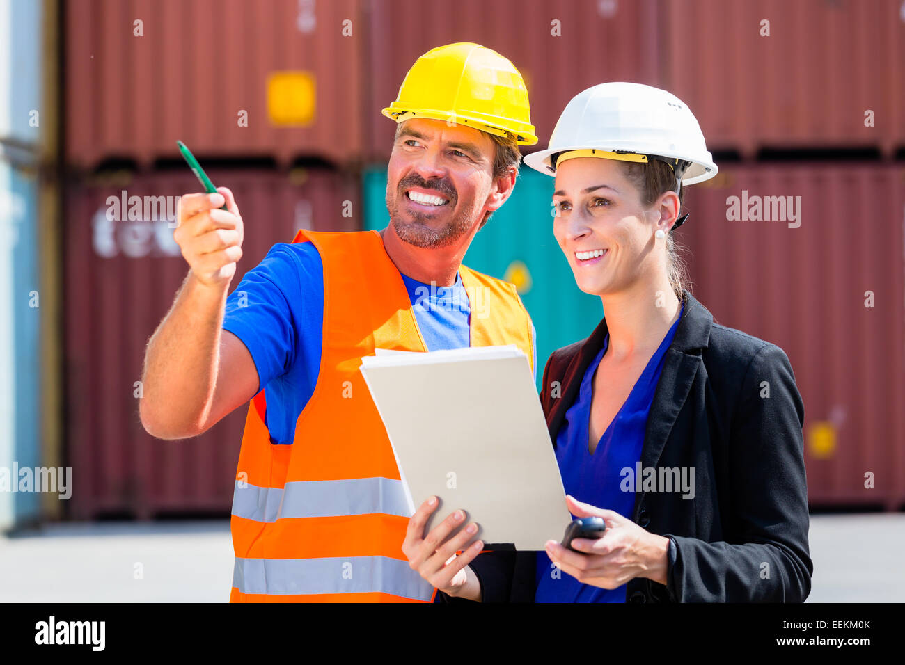 Mitarbeiter in der Logistik Firma Versandbehälter mit Zwischenablage Stockfoto