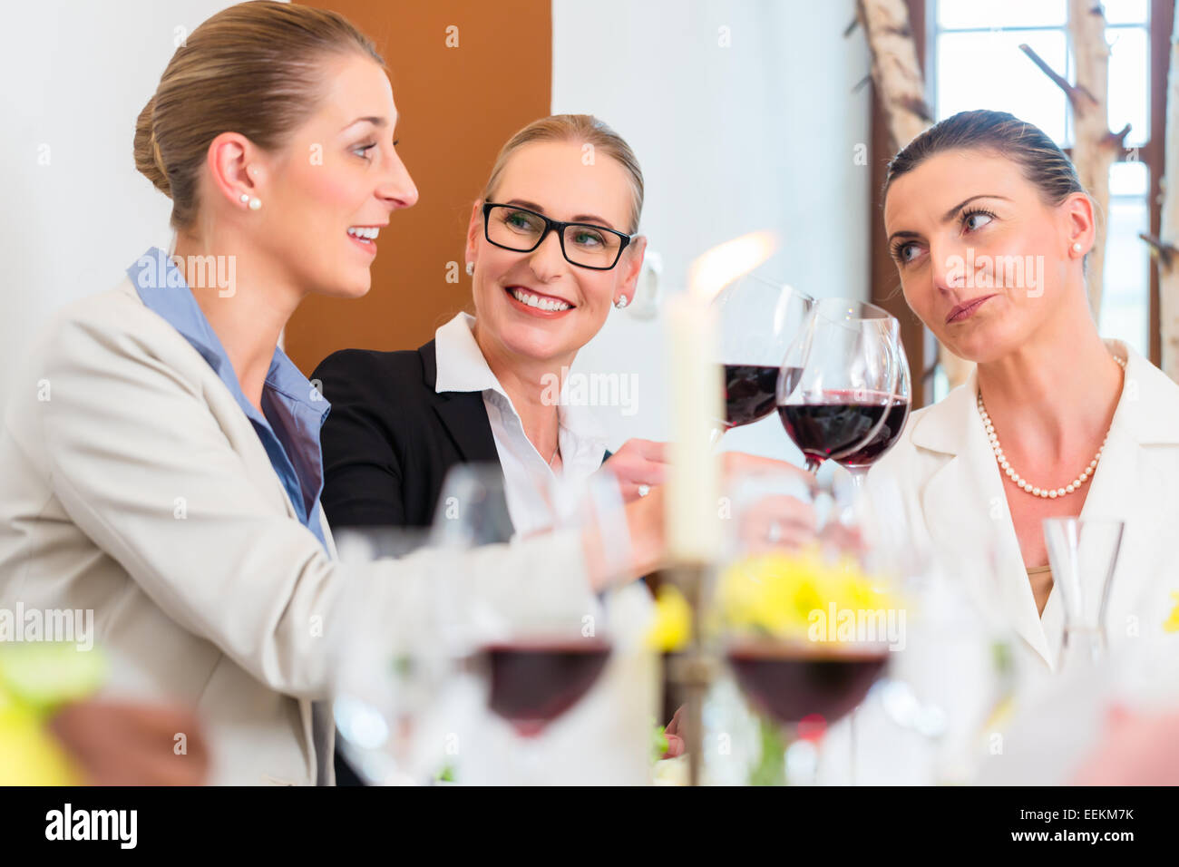 Gruppe von Männern und Frauen im Business-Lunch im Restaurant Essen und trinken Stockfoto