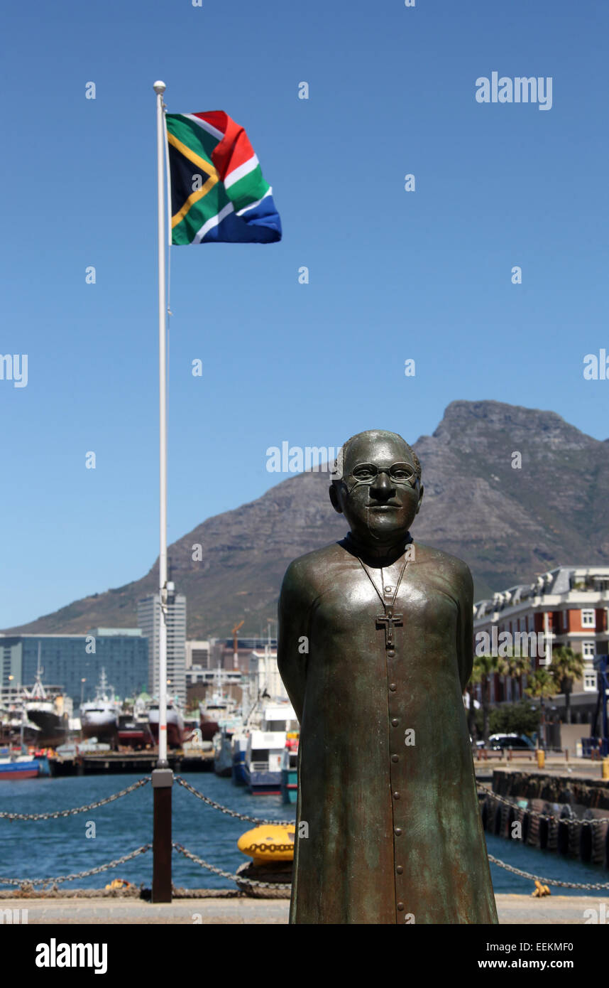 Bronzestatue von Erzbischof Emeritus Desmond Tutu im Waterfront von Kapstadt Stockfoto